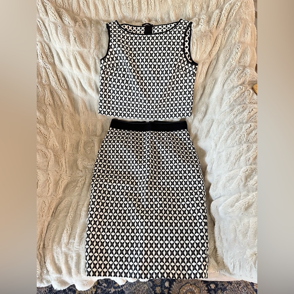 Banana Republic black and white pencil skirt and top size 6